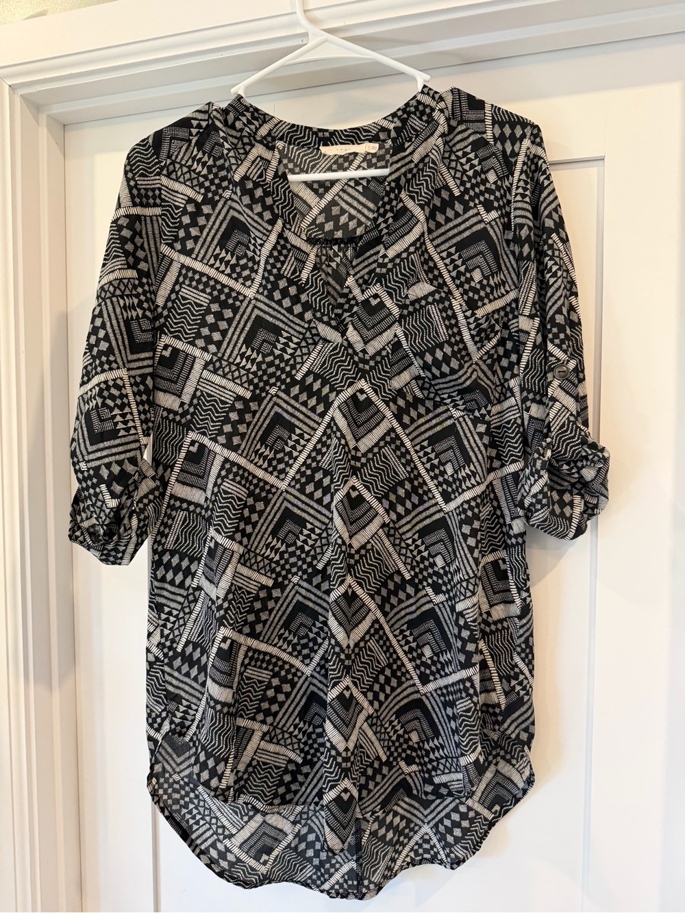 Lush Black and White Breezy Geometric Roll-Tab Tunic Size Small